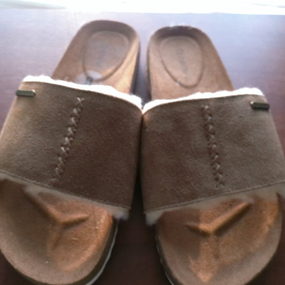 Bearpaw Suede  Sandels
